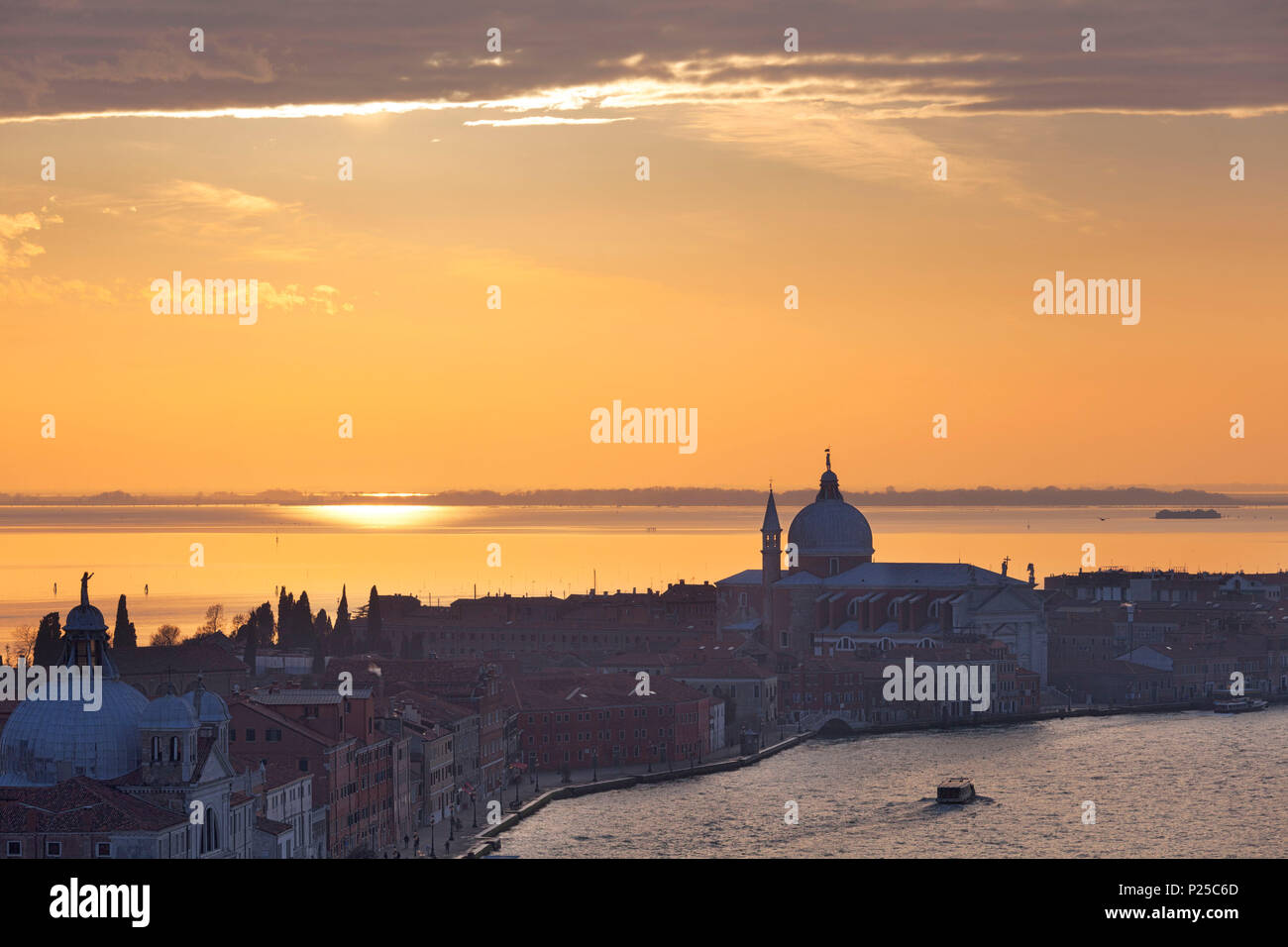 Insel Giudecca mit der Kirche der Heiligsten Erlösers bei Sonnenuntergang, Venedig, Venetien, Italien. Stockfoto