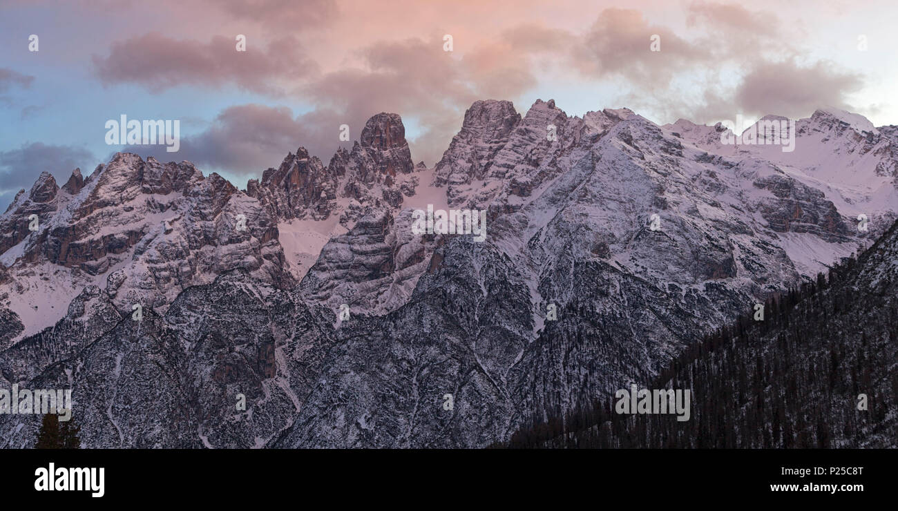 Die nördliche Seite des Cristallo Gruppe aus Vallandro Zuflucht, Dolomiten, Prags, Provinz Bozen, Südtirol, Italien. Stockfoto