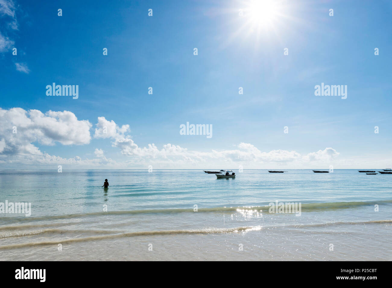 Osten Afrika, Tansania, Sansibar, Kiwengwa Beach an einem Sommertag. Stockfoto