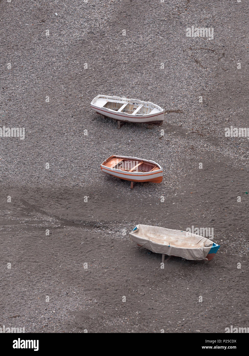 Boote am Strand, Cetara, Provinz Salerno, Kampanien, Italien, Europa Stockfoto