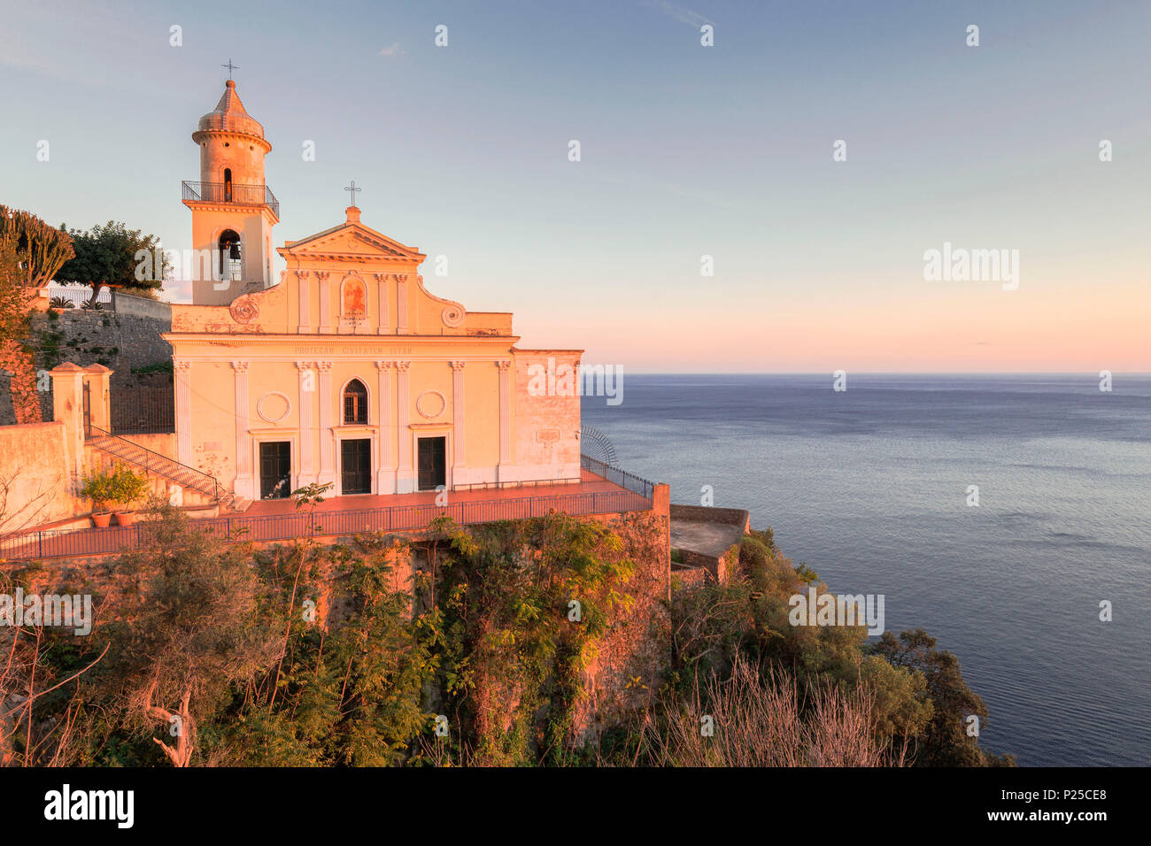 San Giovanni Battista Kirche bei Sonnenuntergang, Conca dei Marini, Provinz Salerno, Kampanien, Italien, Europa Stockfoto