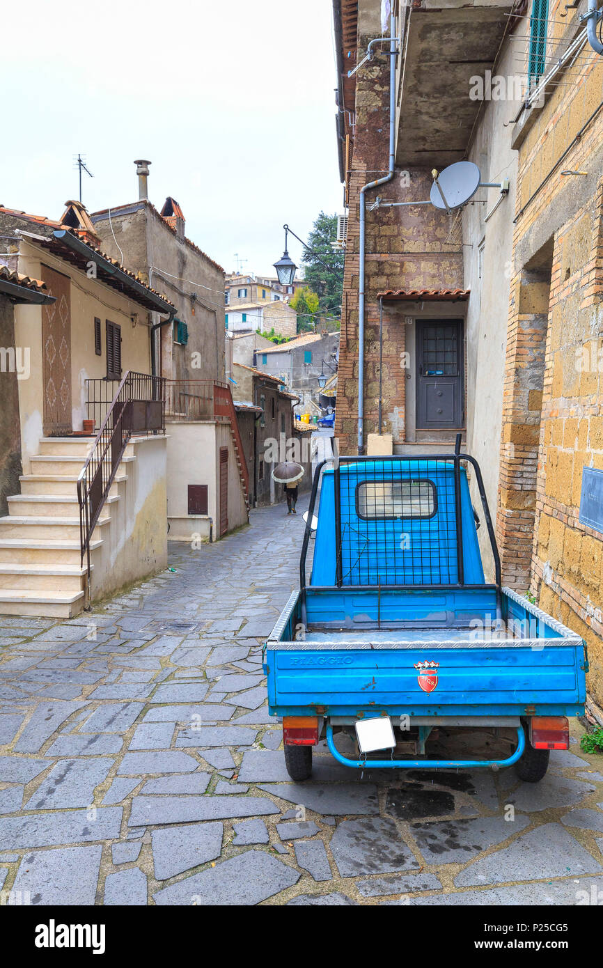 Piaggio Ape (APE) im historischen Zentrum von Latera geparkt, Provinz Viterbo, Latium, Italien. Stockfoto