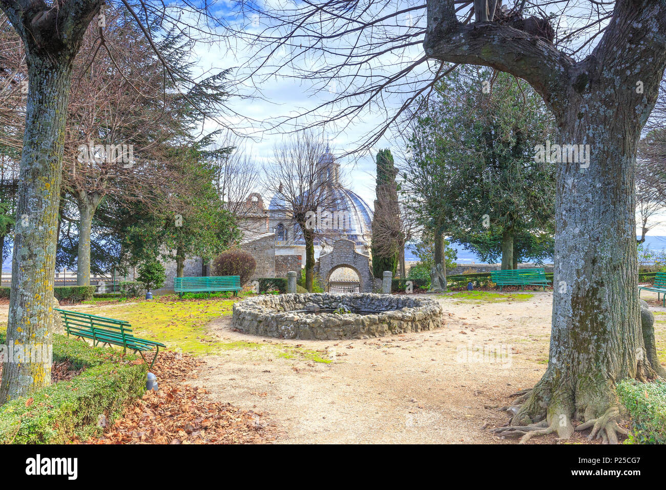 Gärten von das Dorf und die Kuppel der Basilica von Santa Margherita. Montefiascone Provinz Viterbo, Latium, Italien Stockfoto