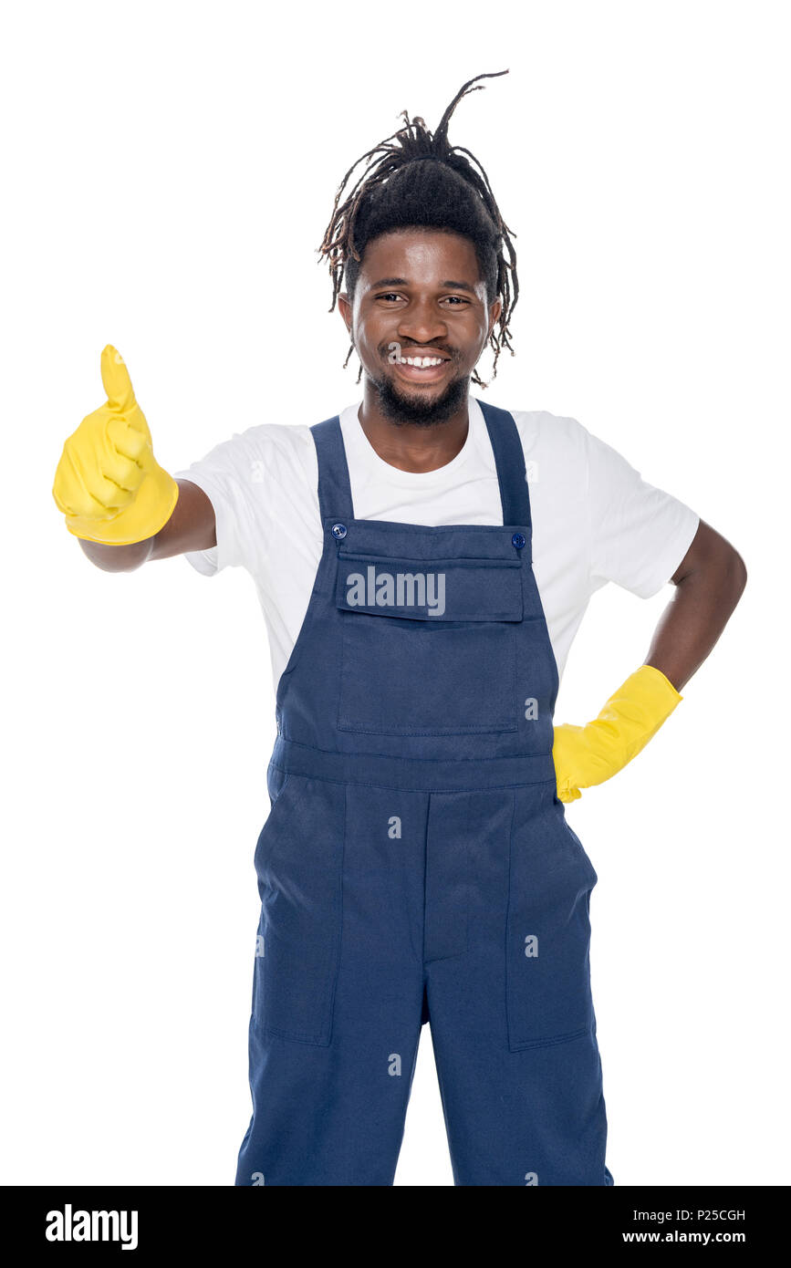 Portrait von lächelnden african american cleaner Daumen zeigt, isoliert auf weißem Stockfoto