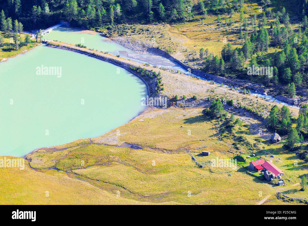 Bauernhof und Staudamm von Alp Palü von oben, Dp Palü, Val Poschiavo, Graubünden, Schweiz. Stockfoto