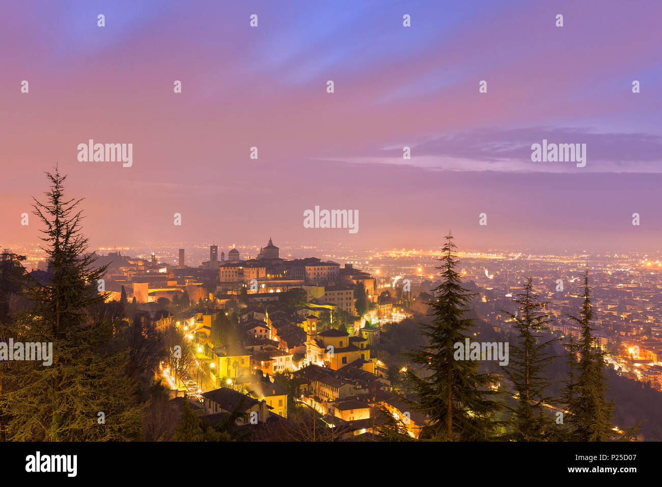 Nacht Blick von der oberen Stadt Bergamo, Lombardei, Italien. Stockfoto