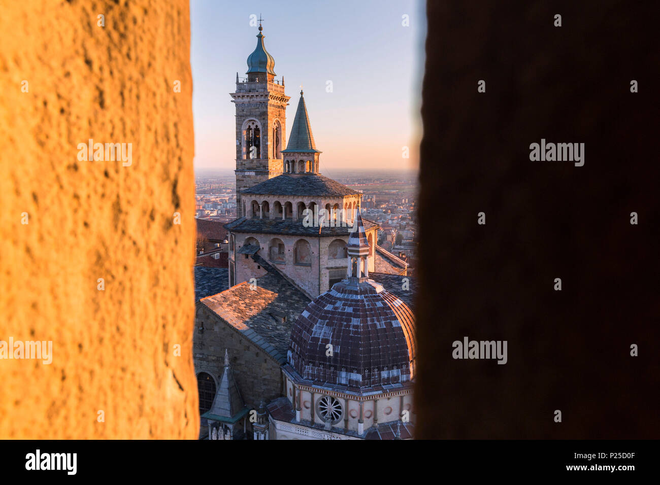 Basilika Santa Maria Maggiore aus einer Verletzung im Stadtturm während des Sonnenuntergangs. Bergamo (obere Stadt), Lombardei, Italien. Stockfoto