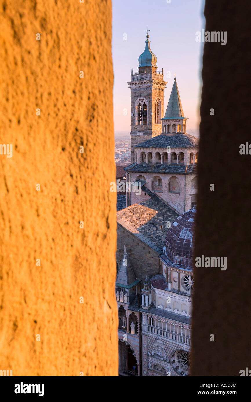Basilika Santa Maria Maggiore aus einer Verletzung im Stadtturm während des Sonnenuntergangs. Bergamo (obere Stadt), Lombardei, Italien. Stockfoto