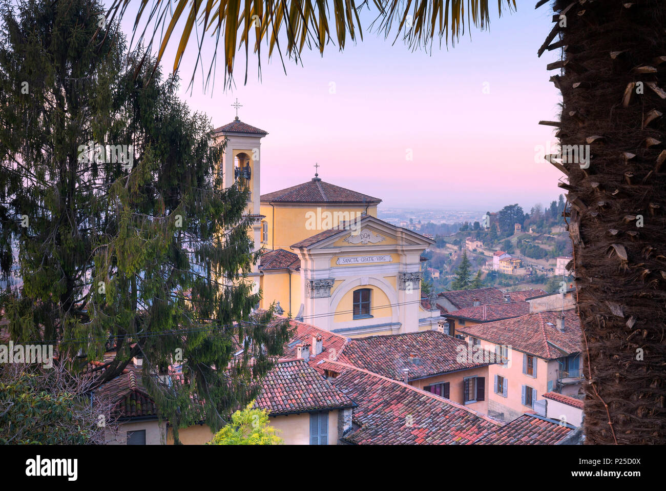 Kirche von Borgo Canale bei Sonnenaufgang. Bergamo (obere Stadt), Lombardei, Italien. Stockfoto