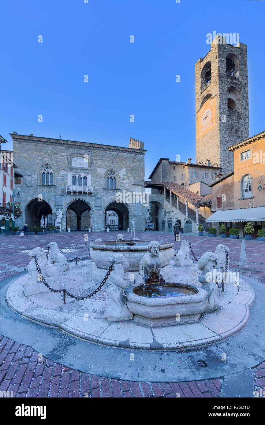 Piazza Vecchia mit Stadtturm und Fontana del Contarini. Bergamo (obere Stadt), Lombardei, Italien. Stockfoto