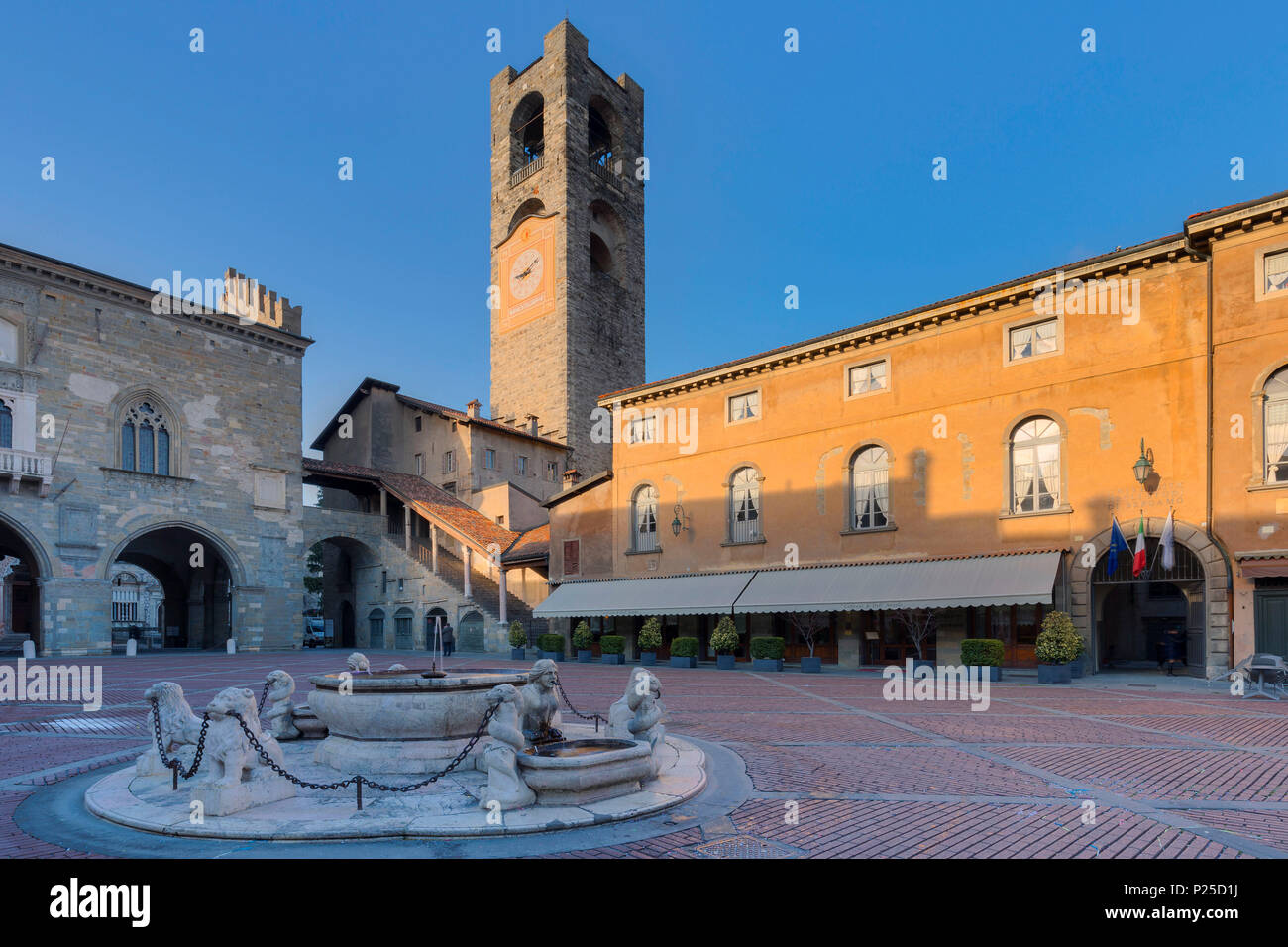 Piazza Vecchia mit Stadtturm und Fontana del Contarini. Bergamo (obere Stadt), Lombardei, Italien. Stockfoto