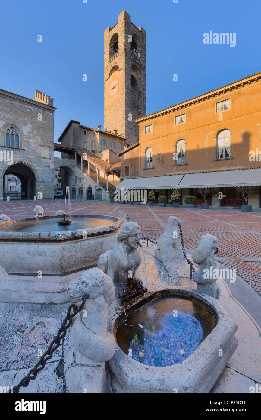 Piazza Vecchia mit Stadtturm und Fontana del Contarini. Bergamo (obere Stadt), Lombardei, Italien. Stockfoto