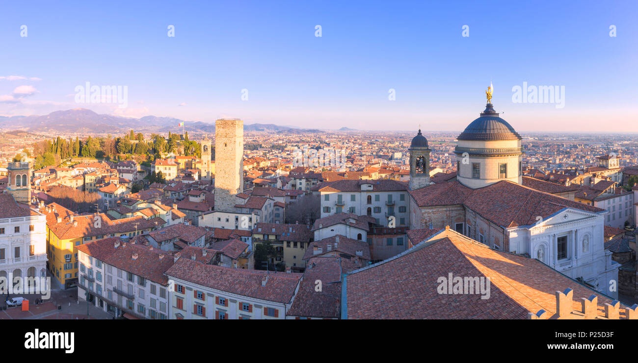 Das historische Zentrum der Oberstadt von oben. Bergamo, Lombardei, Italien. Stockfoto