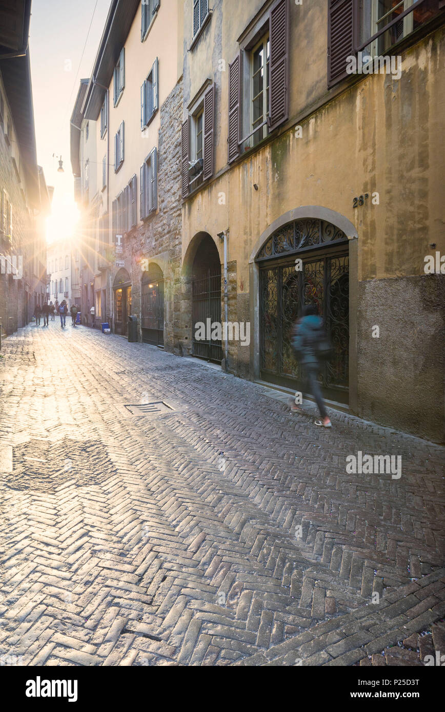Menschen, Spaziergänge in der Hauptstraße von Oberstadt von Bergamo, Lombardei, Italien. Stockfoto