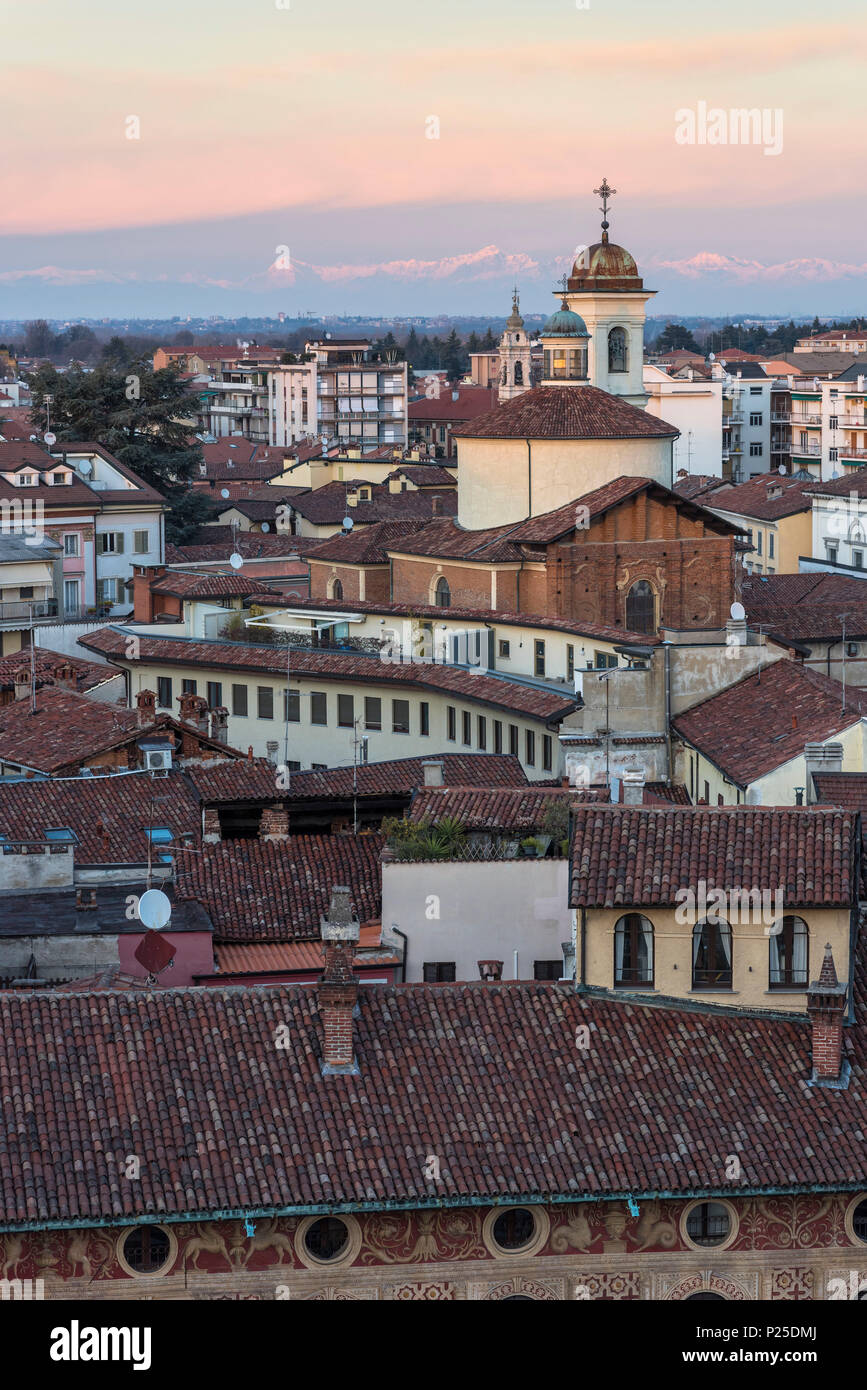 Skyline von Vigevano bei Sonnenuntergang (Vigevano, Lomellina, Provinz Pavia, Lombardei, Italien) Stockfoto