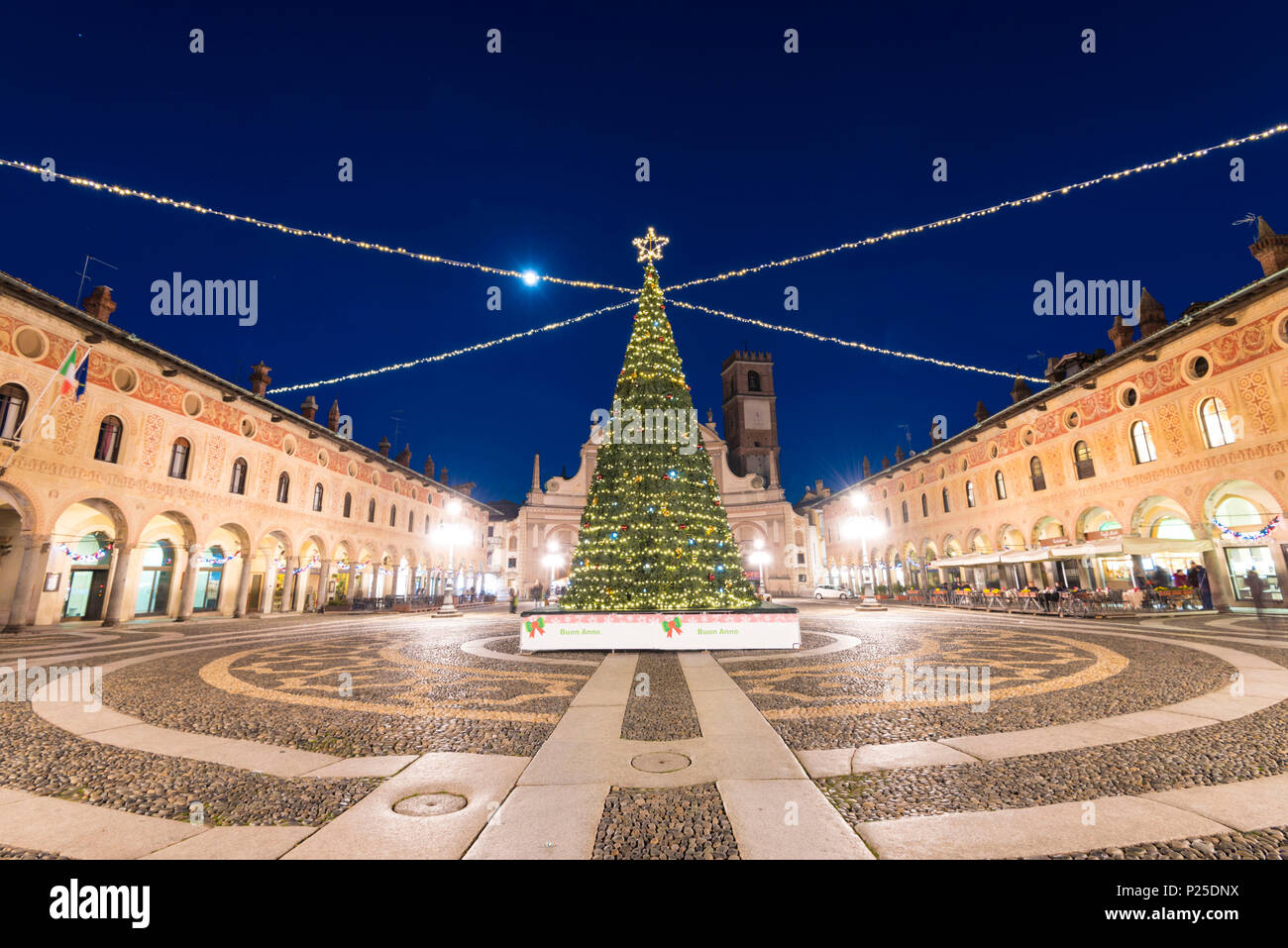 Weihnachtsbaum in der Piazza Ducale (Vigevano, Lomellina, Provinz Pavia, Lombardei, Italien) Stockfoto