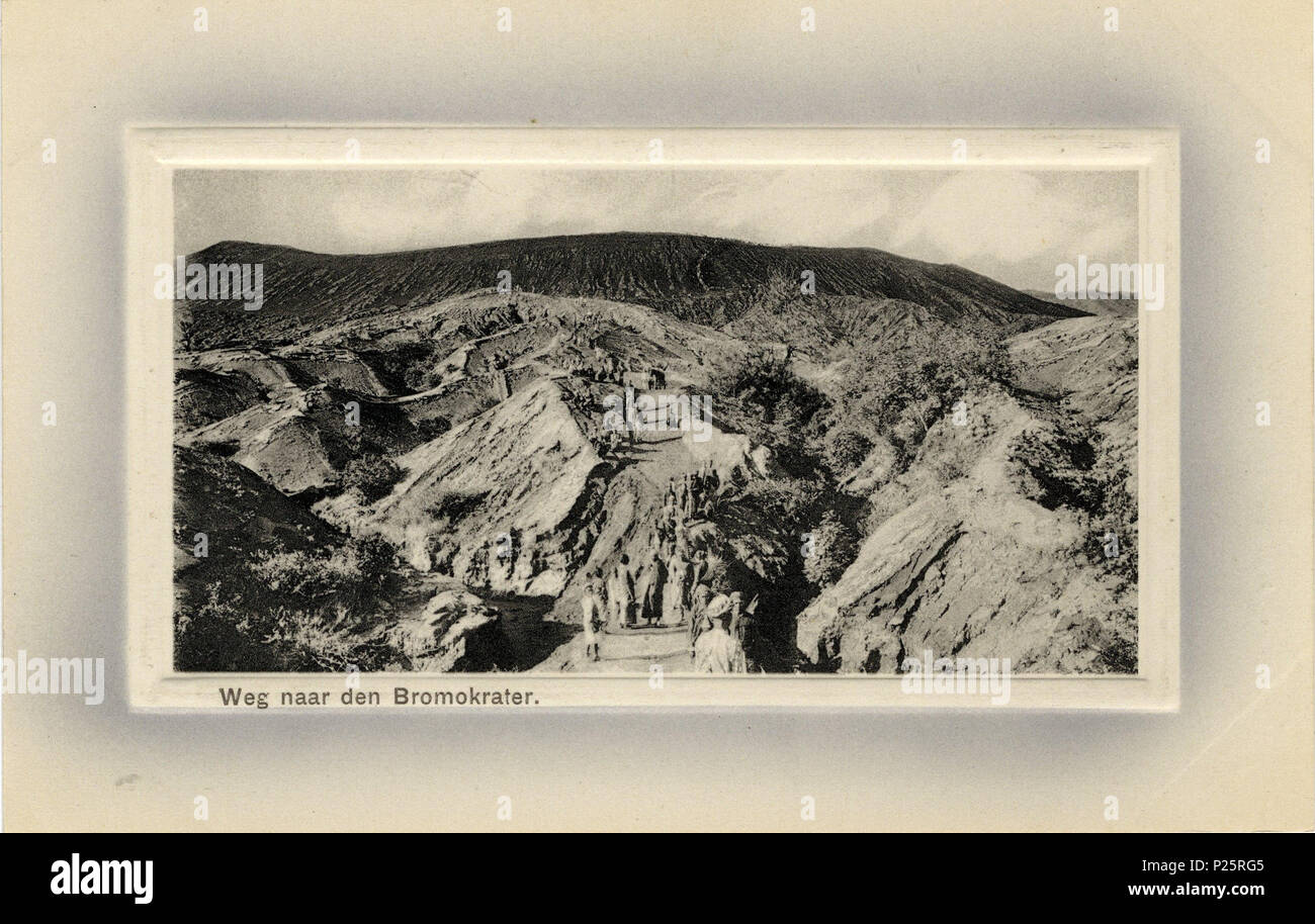 . Nederlands: "Weg naar den Bromokrater." Bild Code 1401337 Pasuruan, Vulkane Prentbriefkaart Druk: ca. 1910 5,5x 10,5cm. ca. 1890. Nijland, J.M. Chs. /Soerabaia 1 "Weg naar den Bromokrater." - KITLV 1401337 Stockfoto