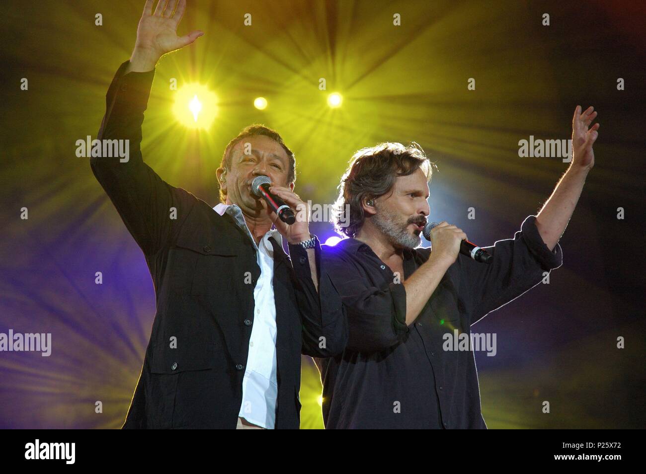 17.06.2006, Estadio Vicente Calderon. Madrid. Miguel Bose y Rafa Sanchez de La Union durante El concierto. Stockfoto