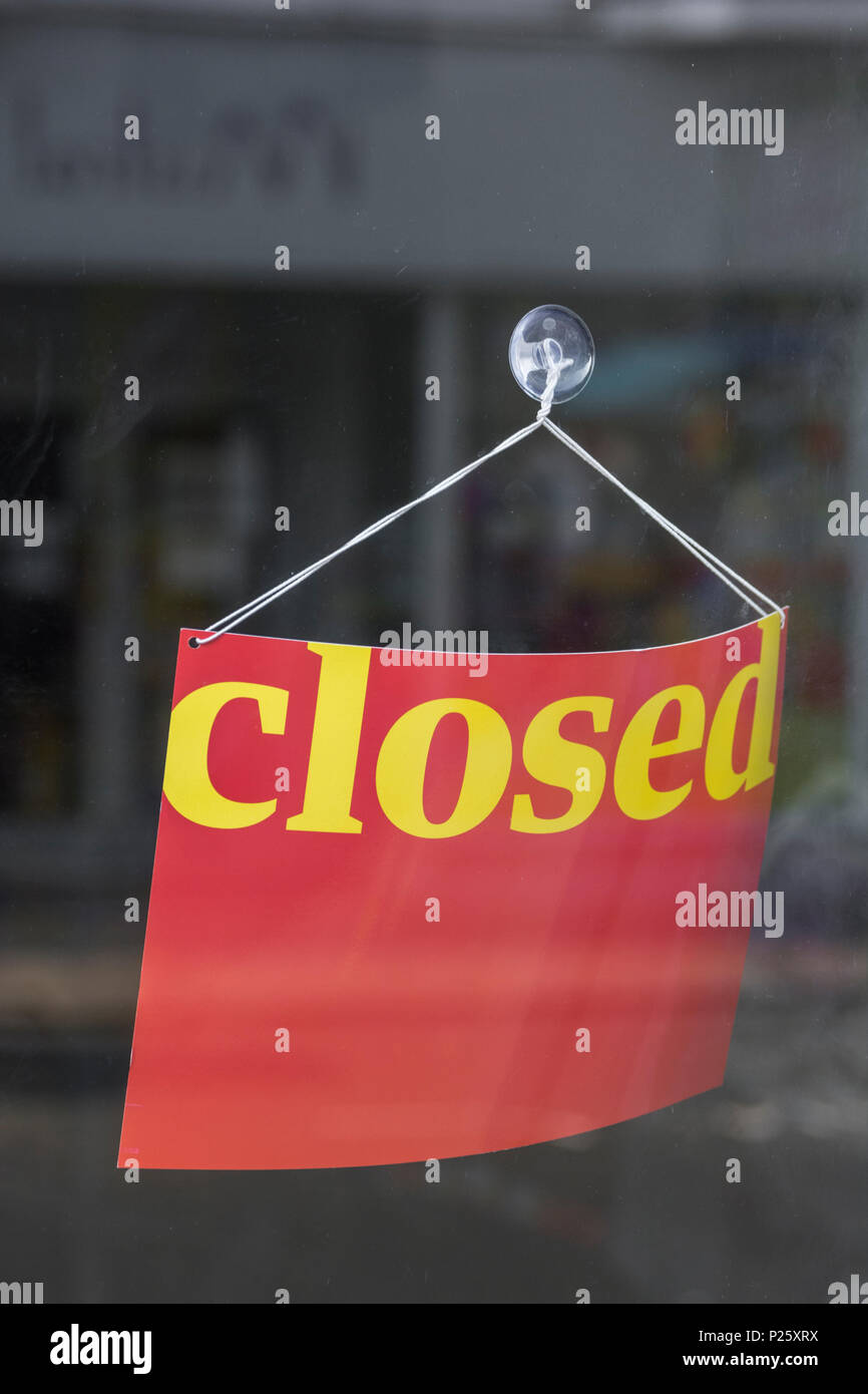 Shop 'geschlossen' Schild in der Tür. Geschlossen für Business Metapher, High Street Crisis Konzept, Gewinner und Verlierer. Stockfoto