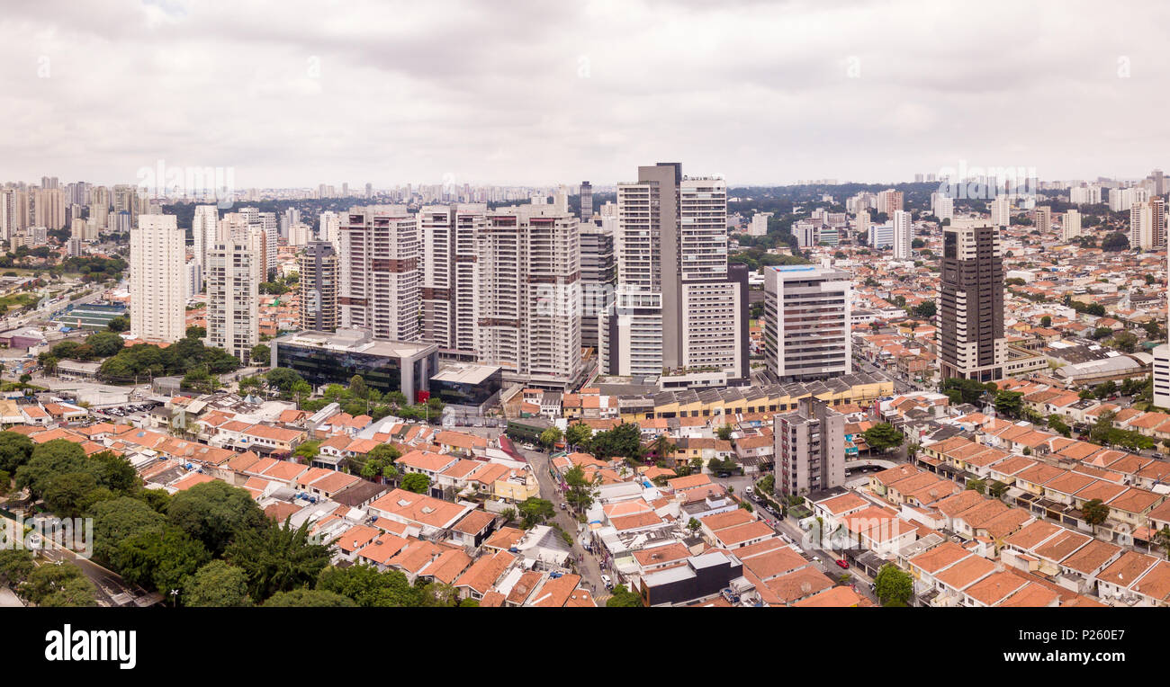 Luftaufnahme von Sao Paulo mit Business Gebäude und Häuser an trüben Wintertag. Stockfoto