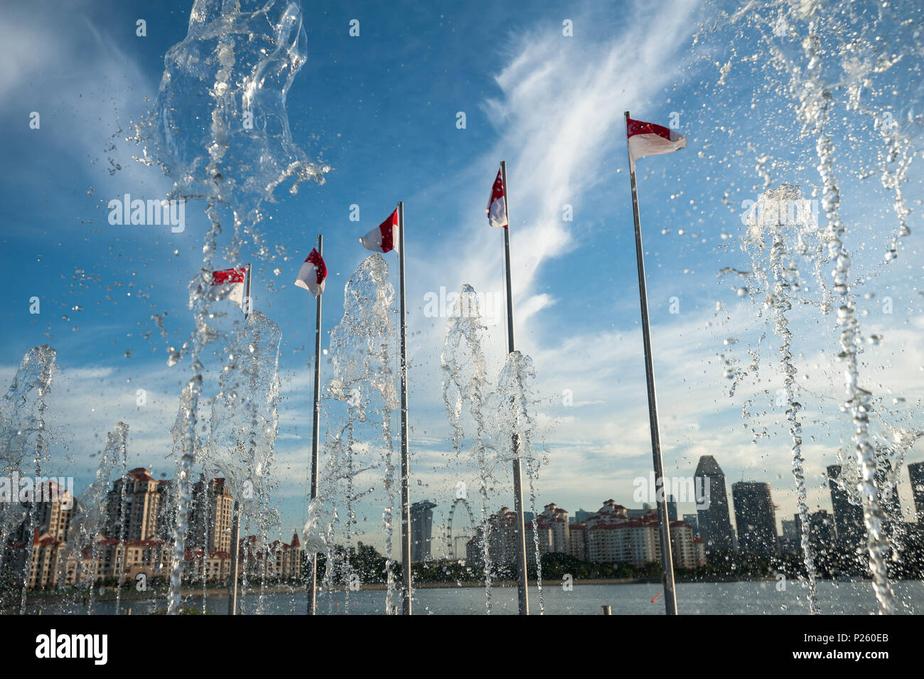 Singapur, Singapur, Fahnen und Wasser spielen am Flussufer Stockfoto