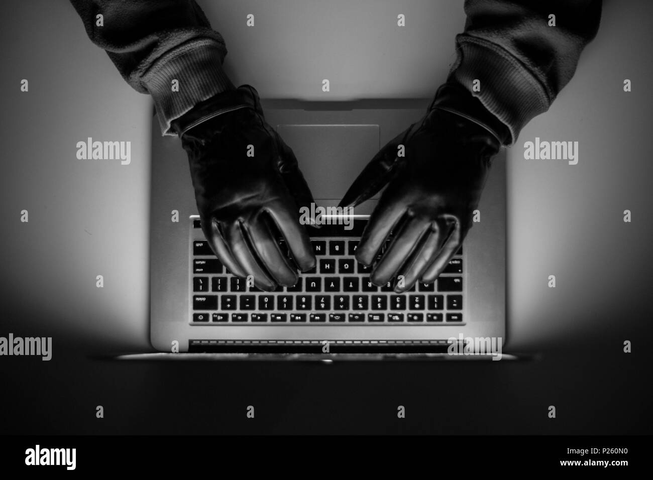 Cyberkriminalität, einem Laptop Hacker, schreibt Codes unerlaubte Sachen zu Zugang, einen illegalen Weg, Hacker, Kriminalität, cyber Stockfoto