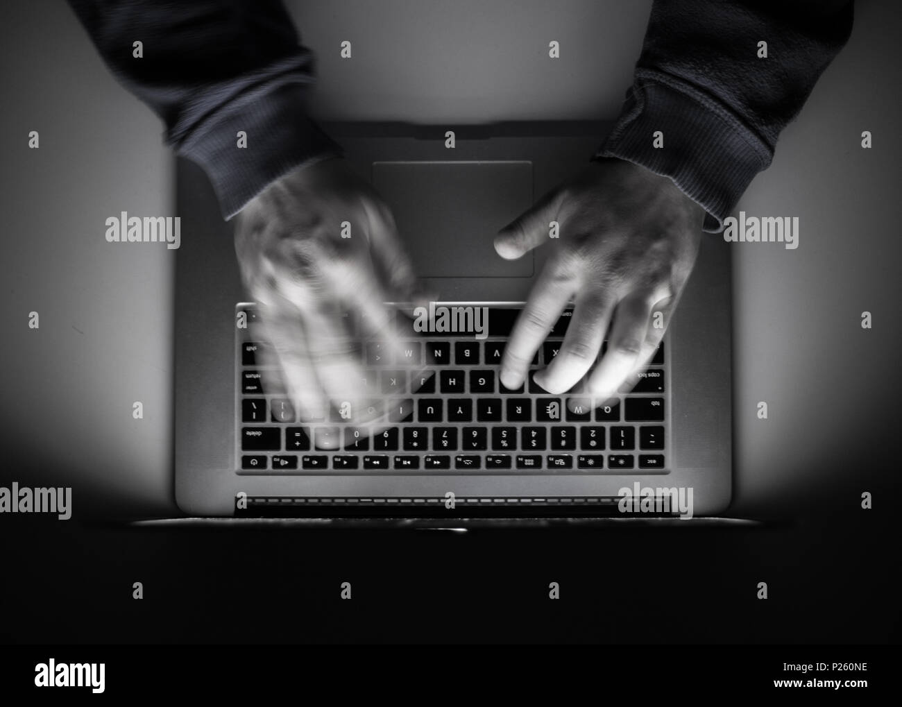 Cyberkriminalität, einem Laptop Hacker, schreibt Codes unerlaubte Sachen zu Zugang, einen illegalen Weg, Hacker, Kriminalität, cyber Stockfoto