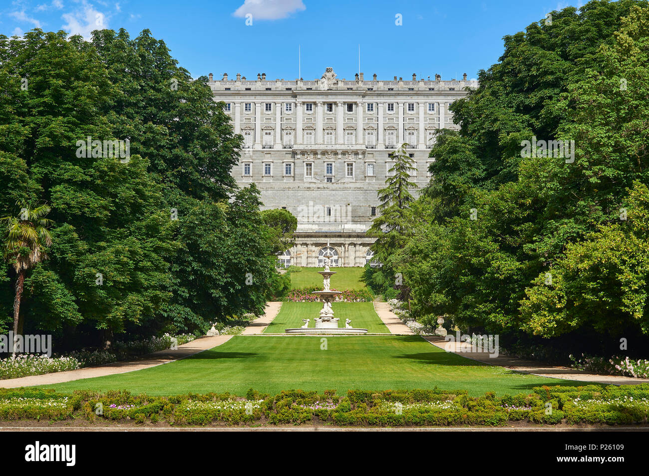 Westfassade der Königspalast (Palacio Real von Madrid). Blick vom Campo del Moro Gärten. Madrid, Spanien. Stockfoto
