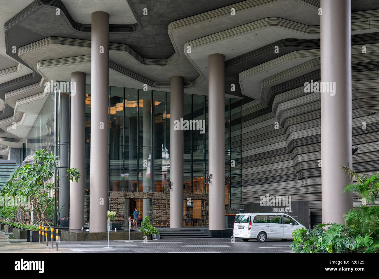 Singapur - 10. Juni 2018: Park Royal Hotel in Singapur, heißt Hotel in einem Garten. Eingang Aussicht Stockfoto