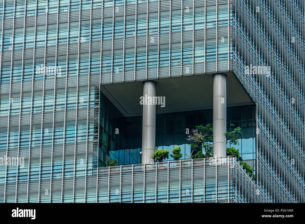 Glas Gebäude in Singapur mit einem offenen Bereich in der Mitte der Ebene Ecke Stockfoto