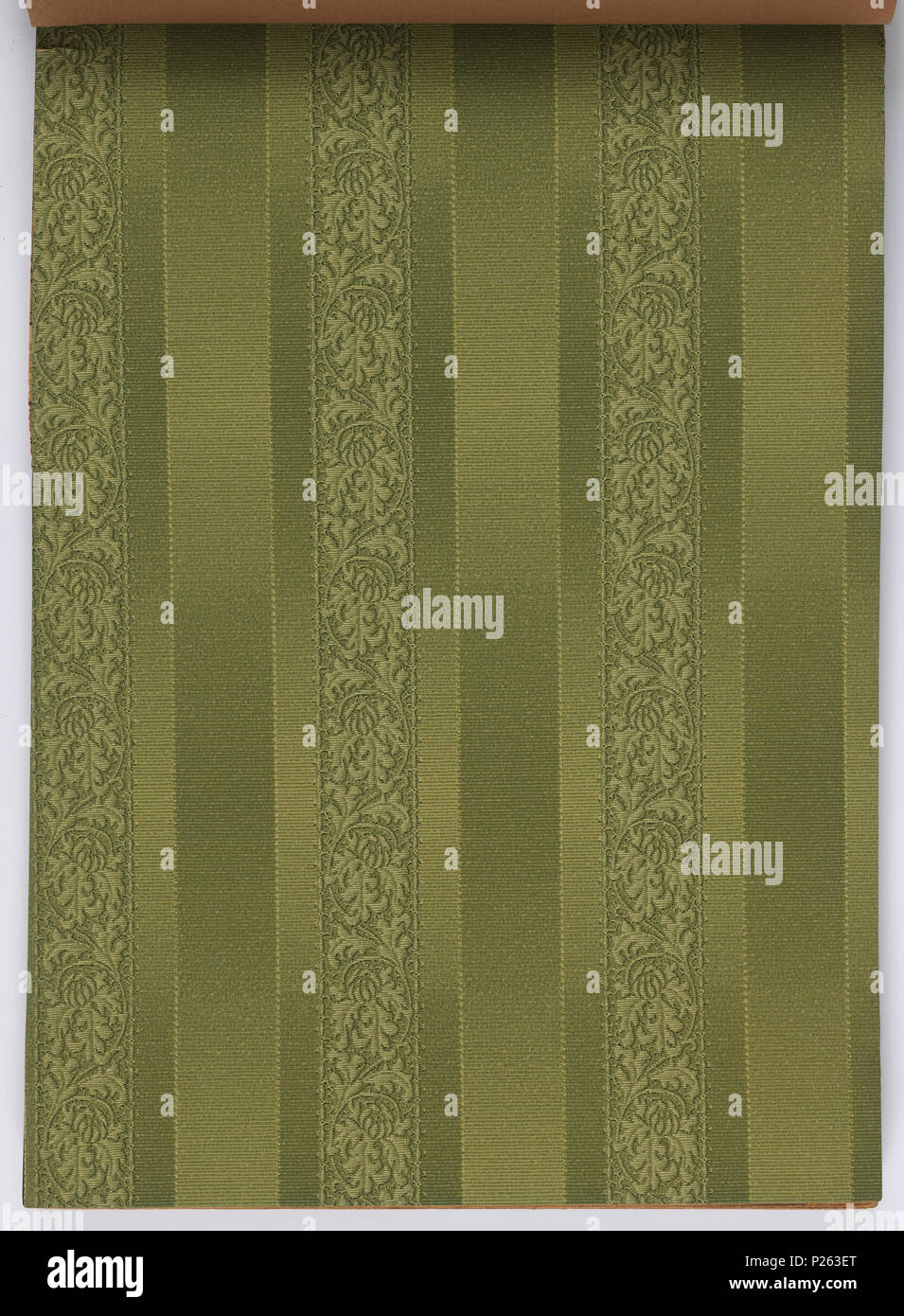 . Englisch: Musterbuch (USA), Ca. 1915. Deutsch: 179 Seiten (inkl. Top Grenzen; nicht. inkl. angeschlossenen unteren Grenzen oder Fabric swatches) Tapestry, Landschaft, Raufaser und Haferflocken Papiere, viele Ton in Ton. Einige Seitenwände haben die oberen und unteren Grenzen. Einige haben Tiffany und Flitter Grenzen. Hoher Hinterschnitt, Grenzen sowie die Grenzen schneiden. Einige Seitenwände sind eingeprägt und/oder Leder simulieren gedruckt. Einige haben passende Fabric swatch befestigt. Einige Grenzen haben das Aussehen der Airbrush. Einige Seitenwände erscheinen Intaglio gedruckt werden. Florale Streifenmuster für Schlafzimmer und Stockfoto