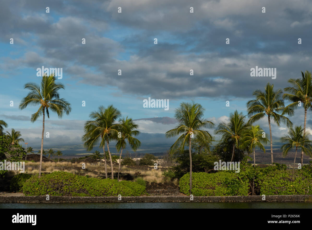 Dramatische Himmel über der Kohala Küste auf der Großen Insel von Hawaii bei Sonnenuntergang mit Mauna Kea Peak im Hintergrund Stockfoto