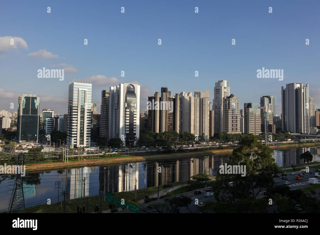 Ansicht der Pinheiros Fluss- und Gebäuden in der Stadt Sao Paulo mit einem blauen Himmel. Stockfoto