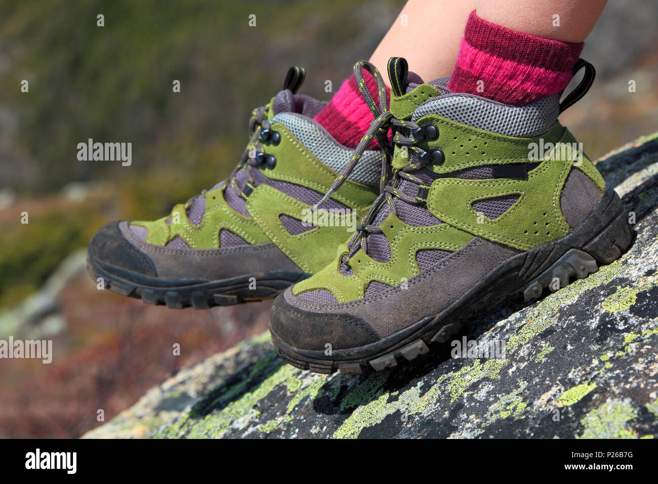 Wanderschuhe mit Felsen Berg Hintergrund Stockfoto