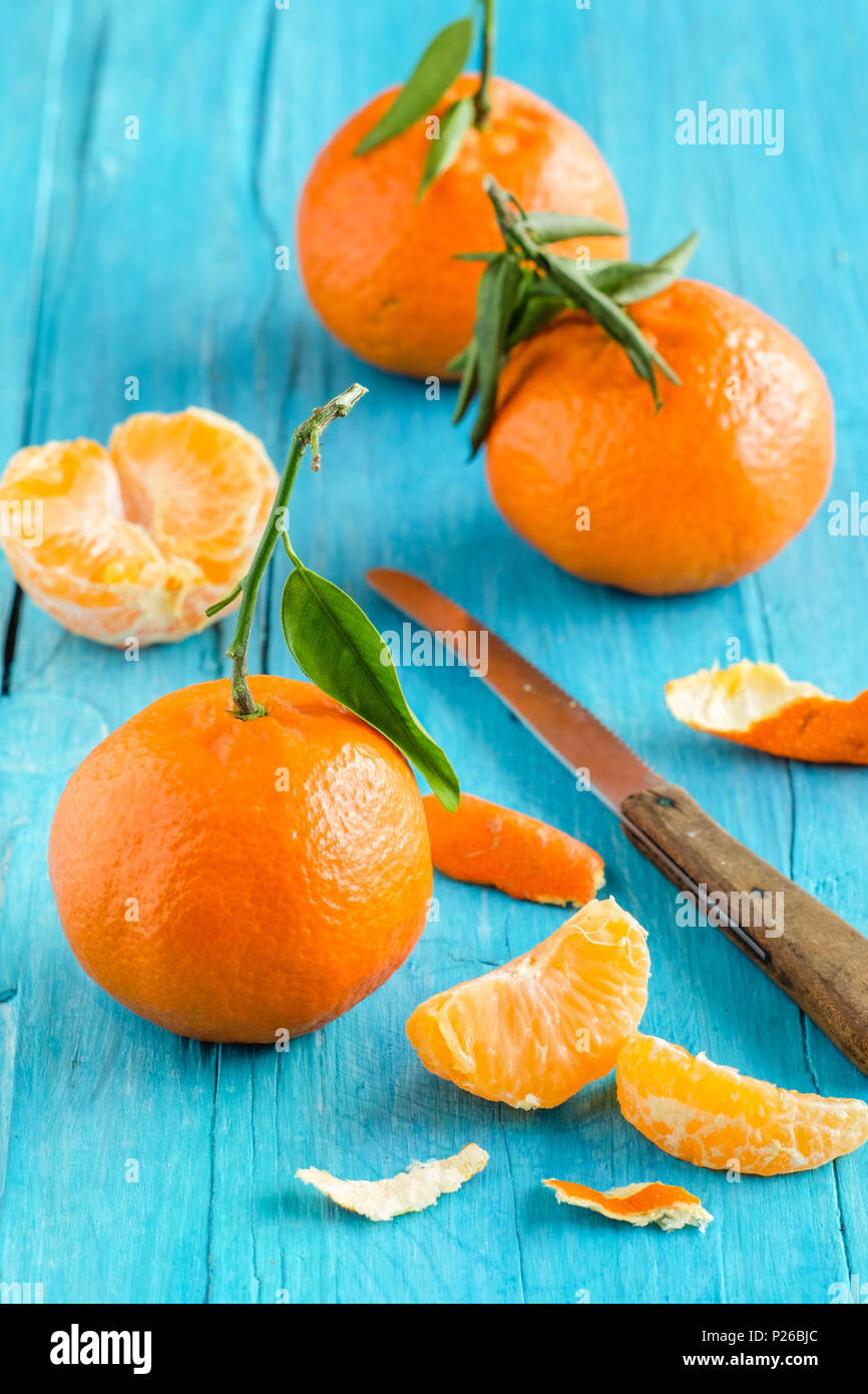 Stillleben mit Mandarinen auf einem türkis-blau Holztisch Stockfoto