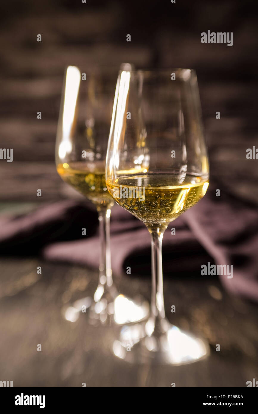 Stilleben mit zwei gefüllt weiss Weingläser Vor dunkelgrauem Hintergrund Stockfoto