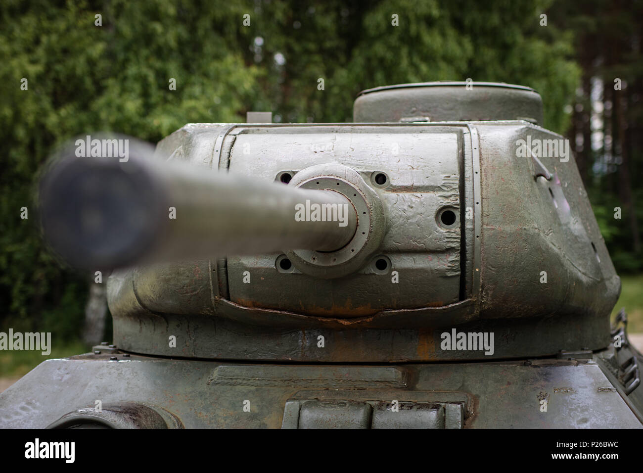 Alte russische Panzer in ein Freilichtmuseum. Bewaffnete Streitkräfte in alten Gedenkstätten. Saison der Feder. Stockfoto