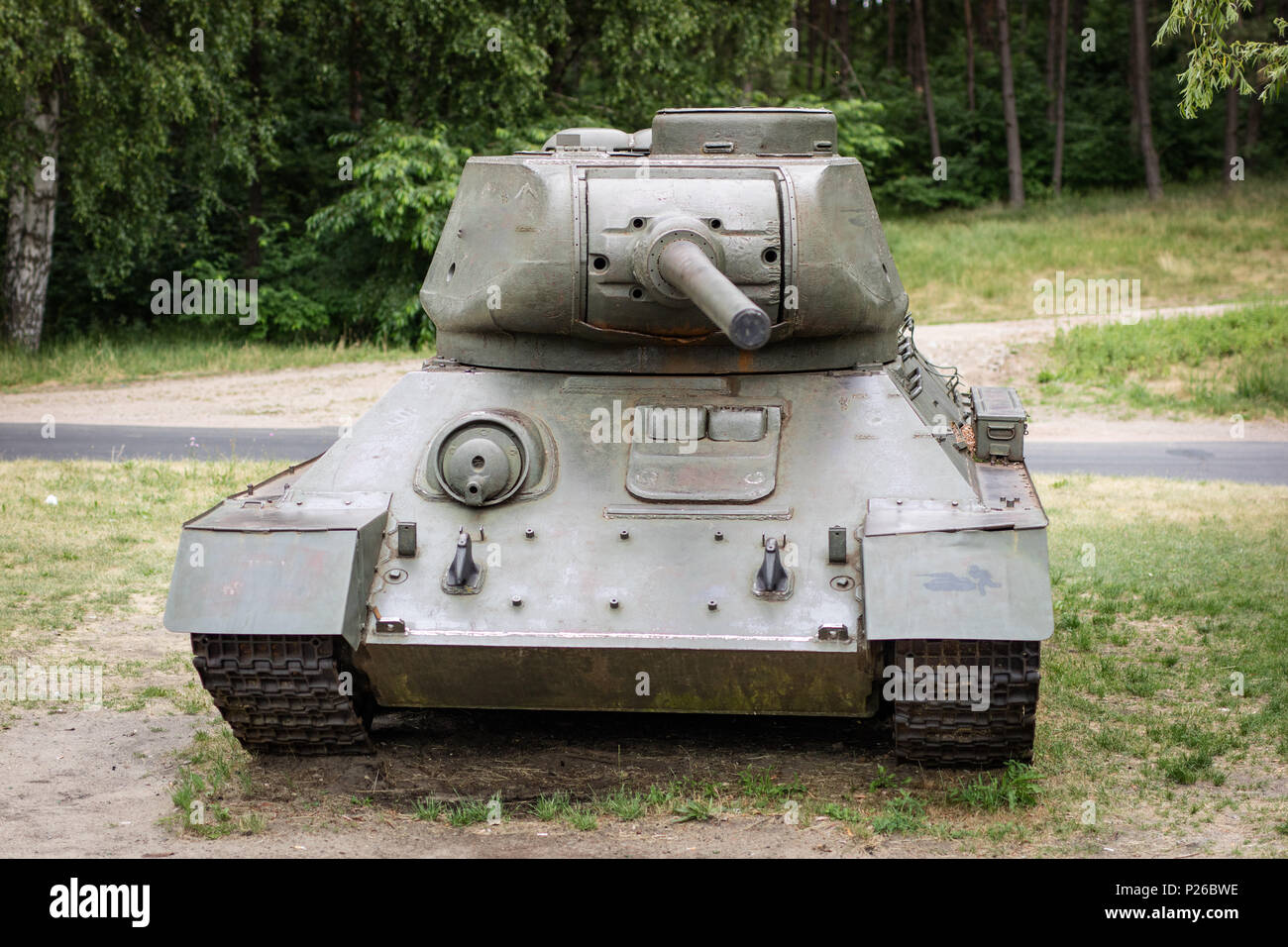 Alte russische Panzer in ein Freilichtmuseum. Bewaffnete Streitkräfte in alten Gedenkstätten. Saison der Feder. Stockfoto