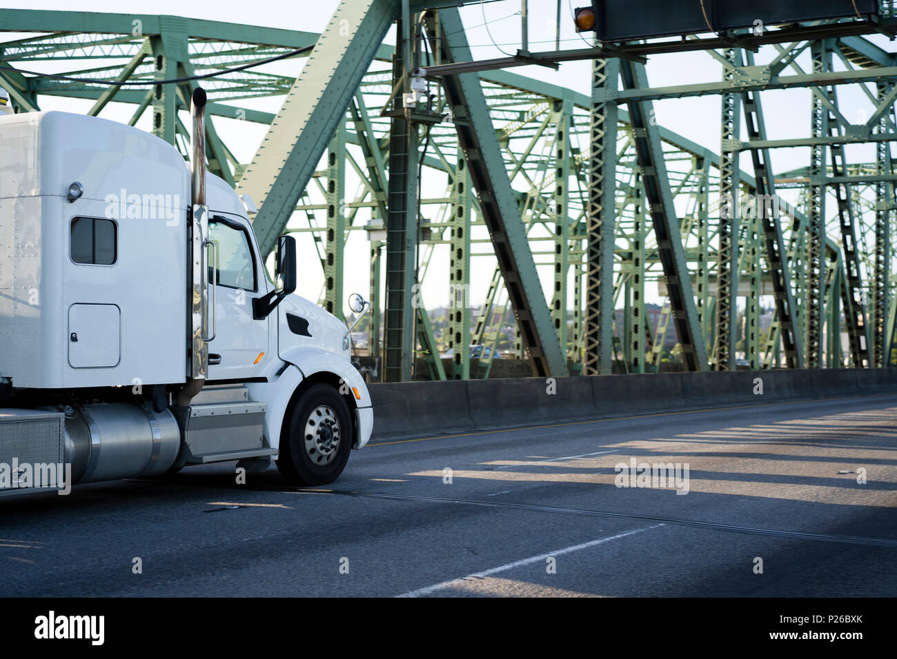 Klassische leistungsstarke weiße Big Rig Semi Truck mit großen Kabine schlafen Fach für Langstrecke am Columbia River Interstate Bridge transportin Stockfoto
