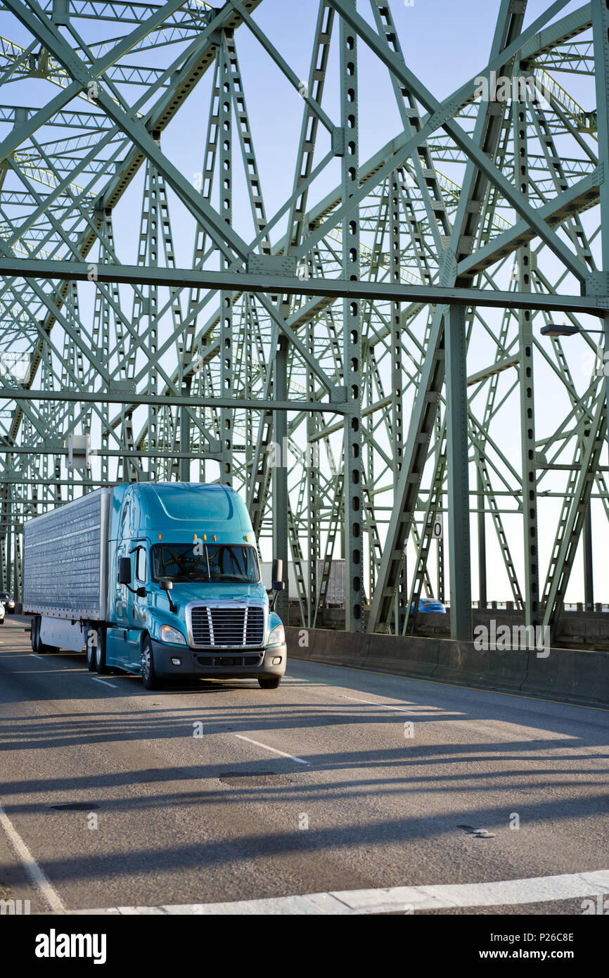 Big Rig Long Haul modernes blue Semi Truck mit Auflieger Kühlschrank tragen leicht verderbliche Lebensmittel Cargo und fahren auf die Interstate Columbia River bridg Stockfoto