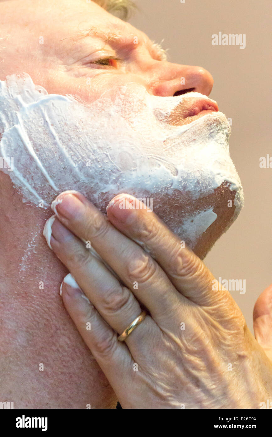 Älterer Mann Rasieren, USA Stockfoto