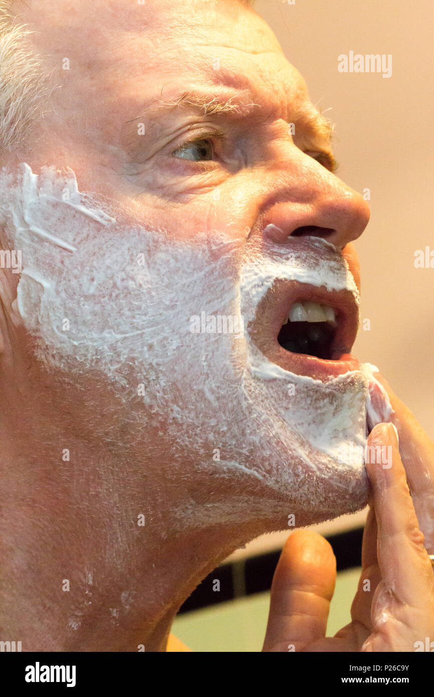 Älterer Mann Rasieren, USA Stockfoto