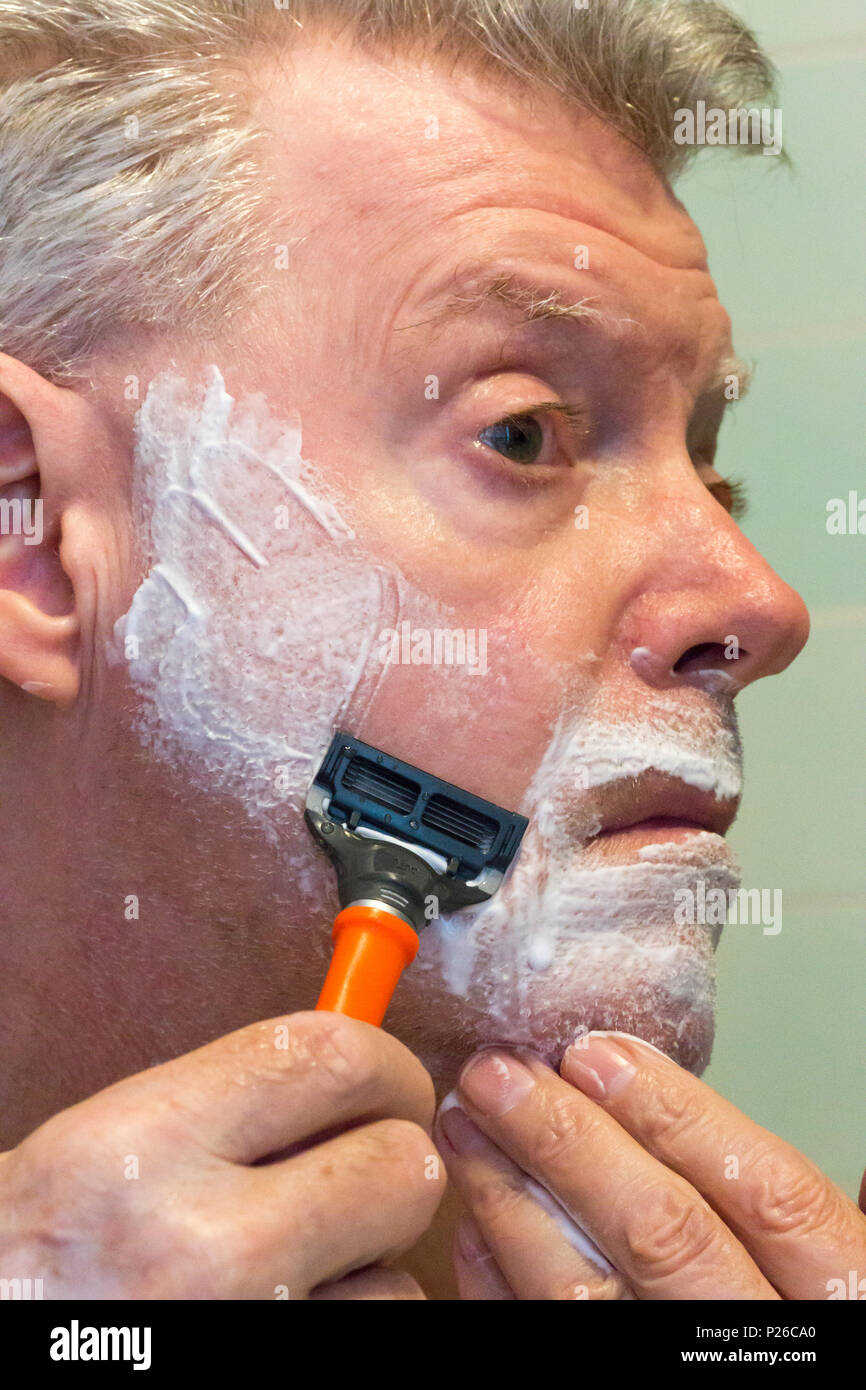 Älterer Mann Rasieren, USA Stockfoto