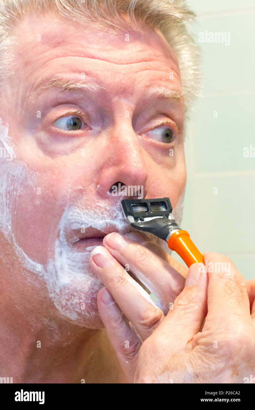 Älterer Mann Rasieren, USA Stockfoto