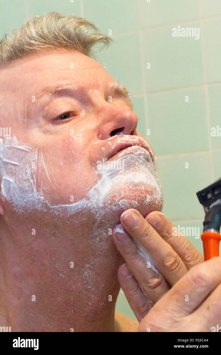 Älterer Mann Rasieren, USA Stockfoto