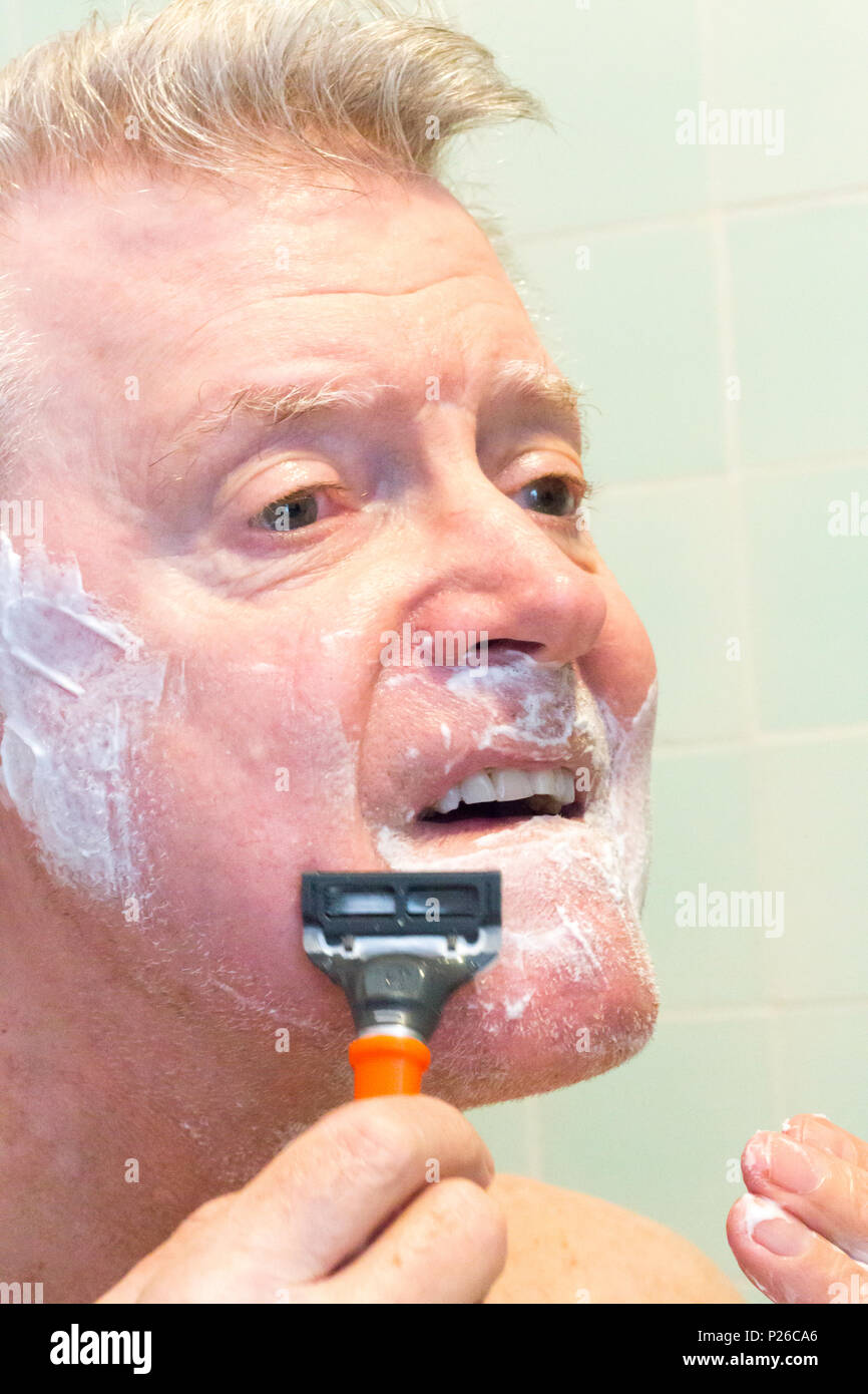 Älterer Mann Rasieren, USA Stockfoto