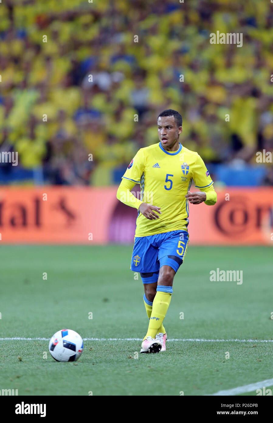 Nizza, Frankreich - 22. JUNI 2016: Verteidiger Martin Olsson aus Schweden in Aktion während der UEFA EURO 2016 Spiel gegen Belgien bei der Allianz Riviera Stade de Ni Stockfoto