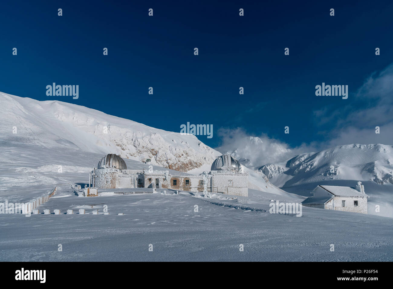 Sternwarte nach einem Eis und Wind Sturm, Campo Imperatore, Provinz L'Aquila, Abruzzen, Italien, Europa Stockfoto