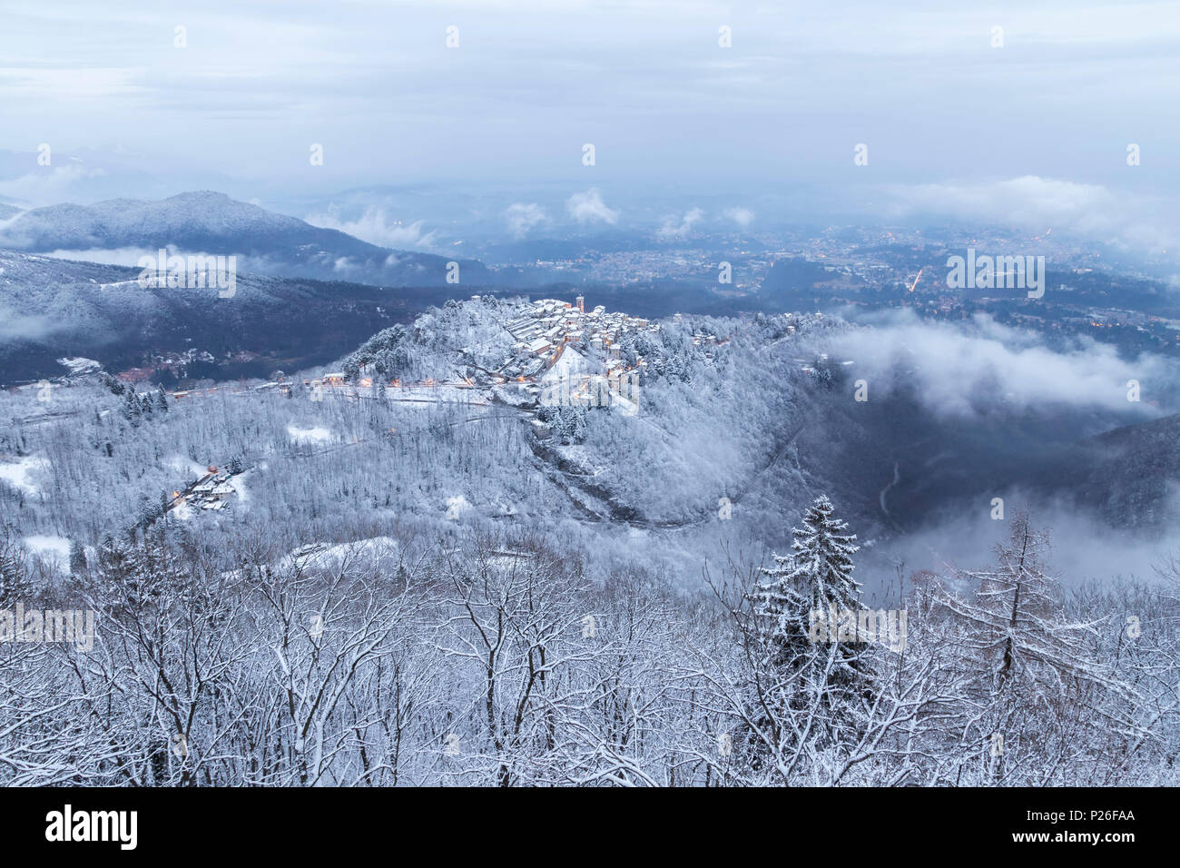 Abendlicher Blick von der Stadt Santa Maria del Monte nach einem Schneefall im Winter vom Campo dei Fiori. Campo dei Fiori, Varese, Parco Campo dei Fiori, Lombardei, Italien. Stockfoto