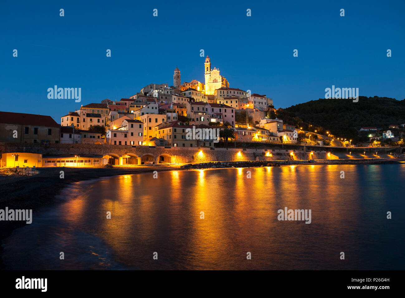 Cervo, Imperia, Ligurien, Italien. Cervo in der Nacht. Stockfoto